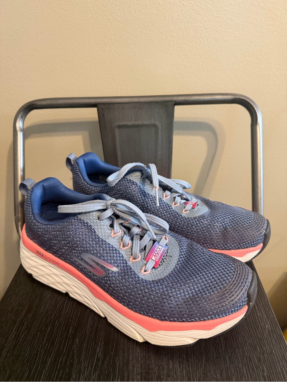 Skechers GO RUN Max Cushioning Navy Pink Running Sneakers Women’s 9.5